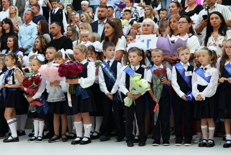 Первоклассники на торжественной линейке, посвященной началу учебного года, в школе «Моя мечта» в Белгороде