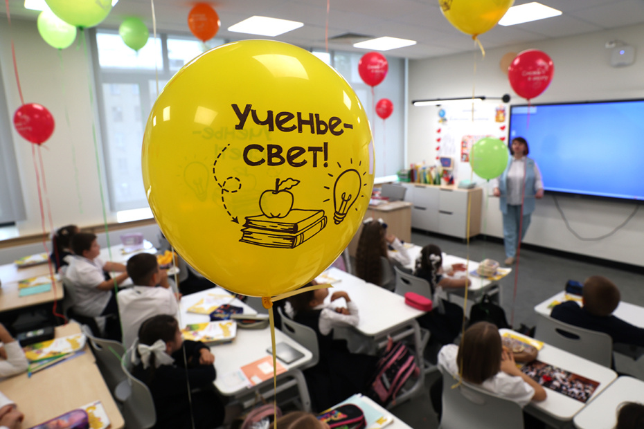 Школьники в классе после торжественной линейки, посвященной началу учебного года