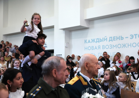 Яркие букеты, белые сарафаны и первые звонки: как прошел День знаний