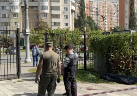 Раскрыта личность напавшего на людей с лопатой у храма в Москве