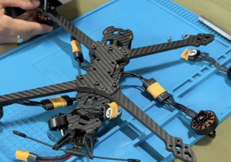 Участники ВЭФ собрали собственные FPV-дроны