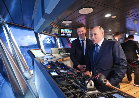Путин опробовал громкую связь на супертраулере «Капитан Юнак»