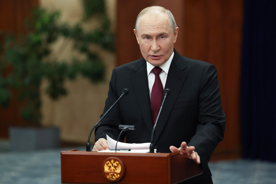 Владимир Путин во время подхода к прессе по итогам саммита ШОС в Бишкеке