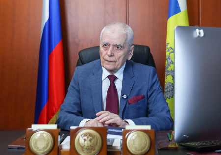 «Начинать не с денег, а с „домостроя“»: Онищенко о демографии, ГМО и еде