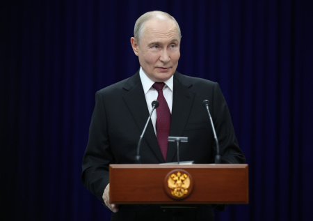 Путин оставил автограф на фото строящегося танкера «Петр Столыпин»