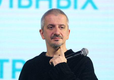 Брак с Собчак, драка с Виторганом, страх сплетен: как живет Богомолов
