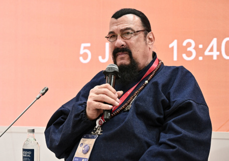 Стивен Сигал прибыл на главное заседание ВЭФ во Владивостоке