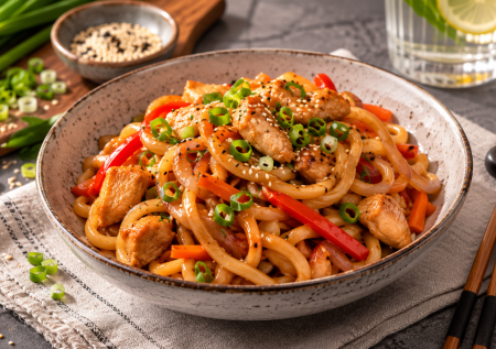 Спагетти надоели — берем удон и курицу: вкусное блюдо за 20 минут