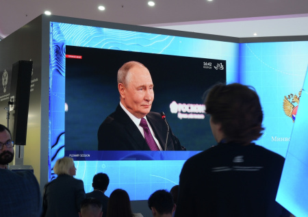 Путин рассказал о постоянных дискуссиях кабмина и ЦБ