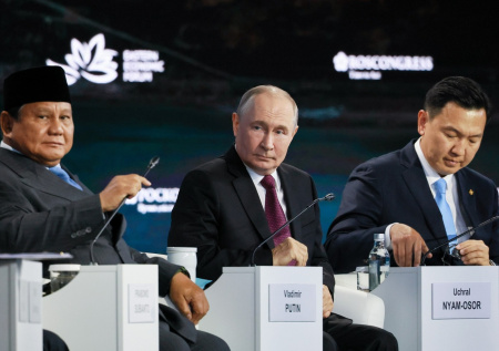 Раскрыто имя модератора пленарного заседания ВЭФ с участием Путина