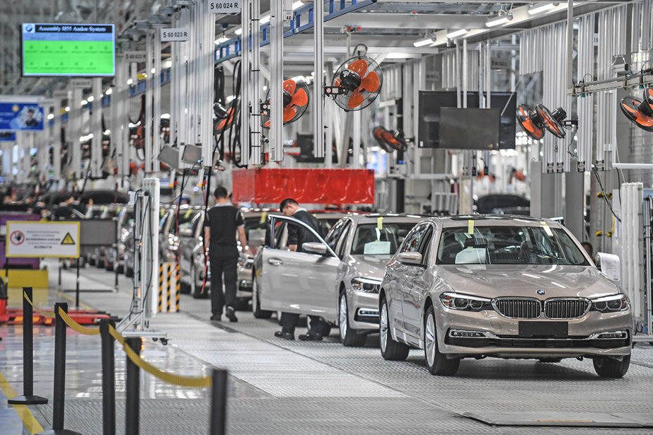 Работники на линии сборки автомобилей BMW в Китае