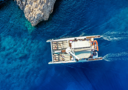 Внутри затонувшего у Кипра катамарана обнаружили погибших