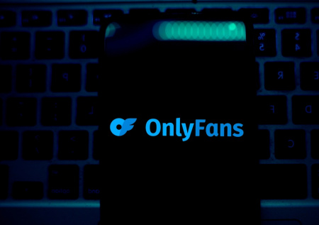 Дочь порномодели выгнали из школы из-за контента матери на OnlyFans