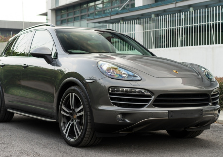 Элитный Porsche за 40 млн разбили в Москве и скрылись