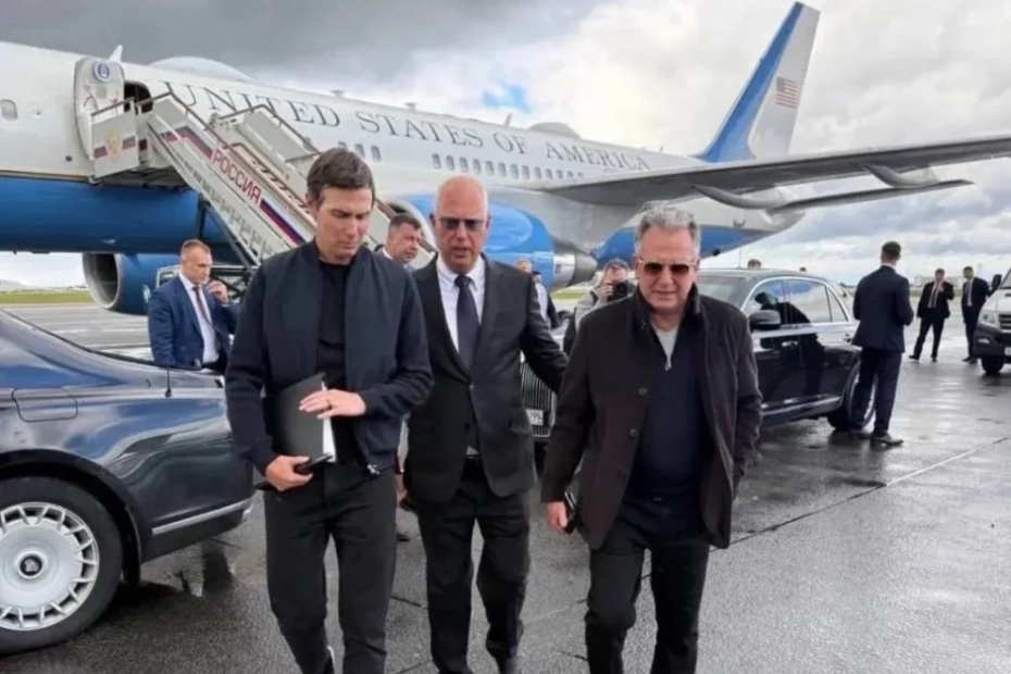 Зять президента США Джаред Кушнер, специальный представитель президента РФ по инвестиционно-экономическому сотрудничеству с зарубежными странами Кирилл Дмитриев, специальный посланник президента США Стив Уиткофф (слева направо) во время встречи в аэропорту Внуково