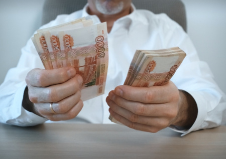 Росстат назвал сферу в России с зарплатами почти 1 млн рублей