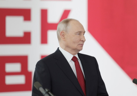 Путин поздравил первую в истории 500-балльницу ЕГЭ
