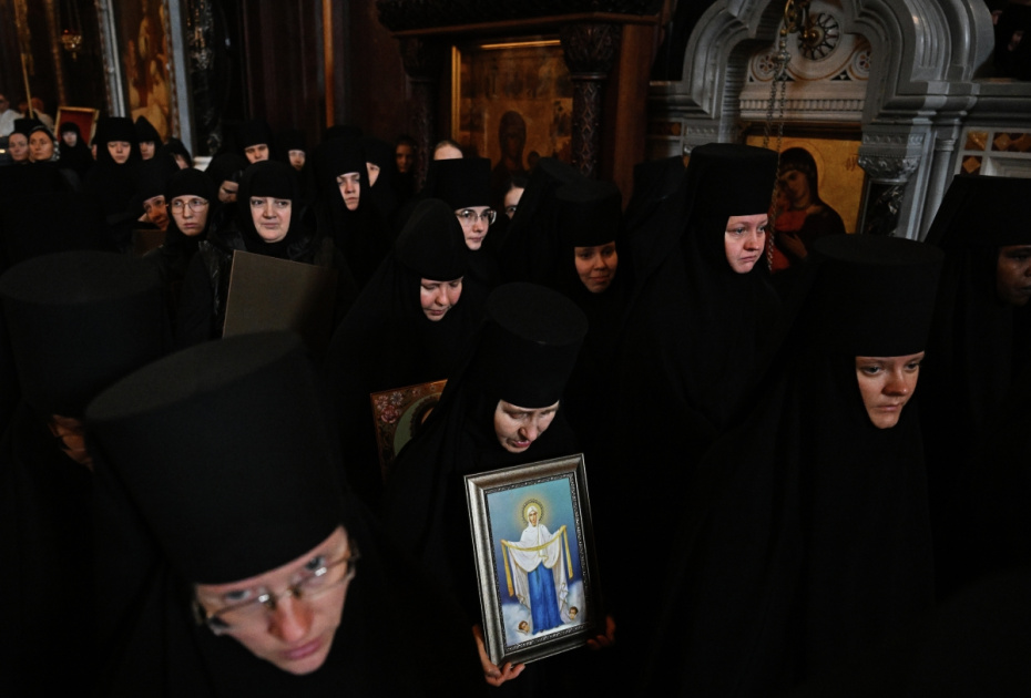 Монахини на божественной литургии в кафедральном соборном храме Христа Спасителя перед началом Общемосковского крестного хода в день празднования Собора Московских святых
