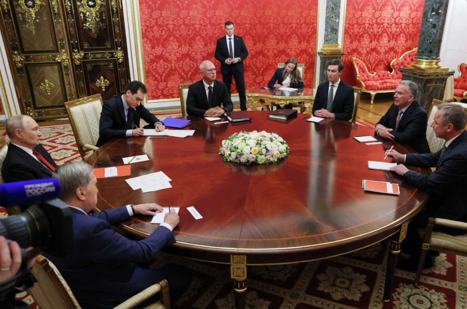 Владимир Путин, Стив Уиткофф (второй справа), Джаред Кушнер (третий справа), Кирилл Дмитриев (четвертый справа), Юрий Ушаков (слева) во время встречи в Москве