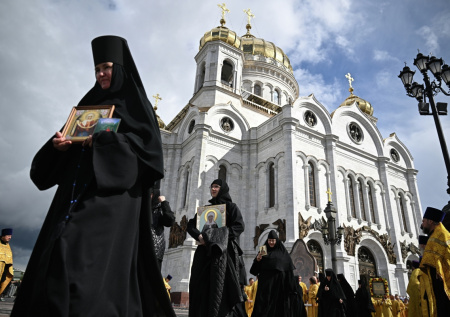 Патриарх Кирилл и мощи Донского: яркие фото с крестного хода в Москве