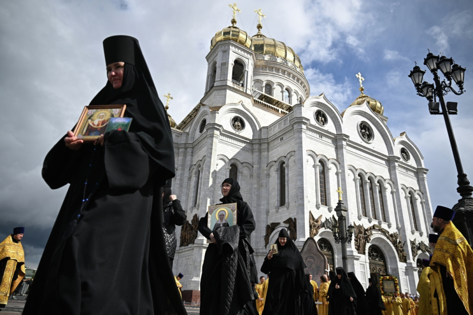 Участники Общемосковского крестного хода с частицей мощей Дмитрия Донского у кафедрального соборного храма Христа Спасителя в день празднования Собора Московских святых