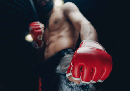 Чимаев одержал досрочную победу над экс-чемпионом UFC в Мытищах