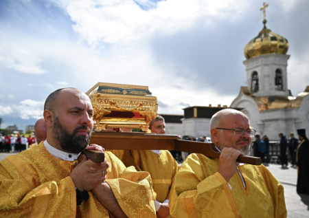 Верующие выстроились в очередь перед Общемосковским крестным ходом