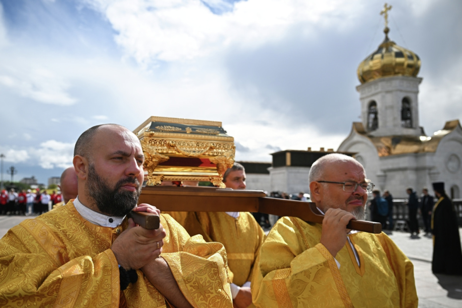 Участники Общемосковского крестного хода с частицей мощей Дмитрия Донского у кафедрального соборного Храма Христа Спасителя