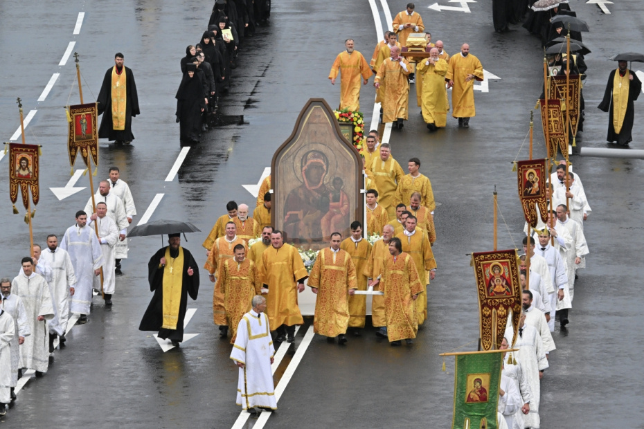 Участники Общемосковского крестного хода с частицей мощей Дмитрия Донского в день празднования Собора Московских святых