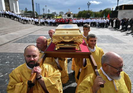 Патриарх Кирилл и мощи Донского: яркие фото с крестного хода в Москве