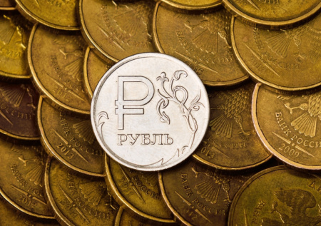 Рубль потерял первое место в рейтинге недооцененных валют мира