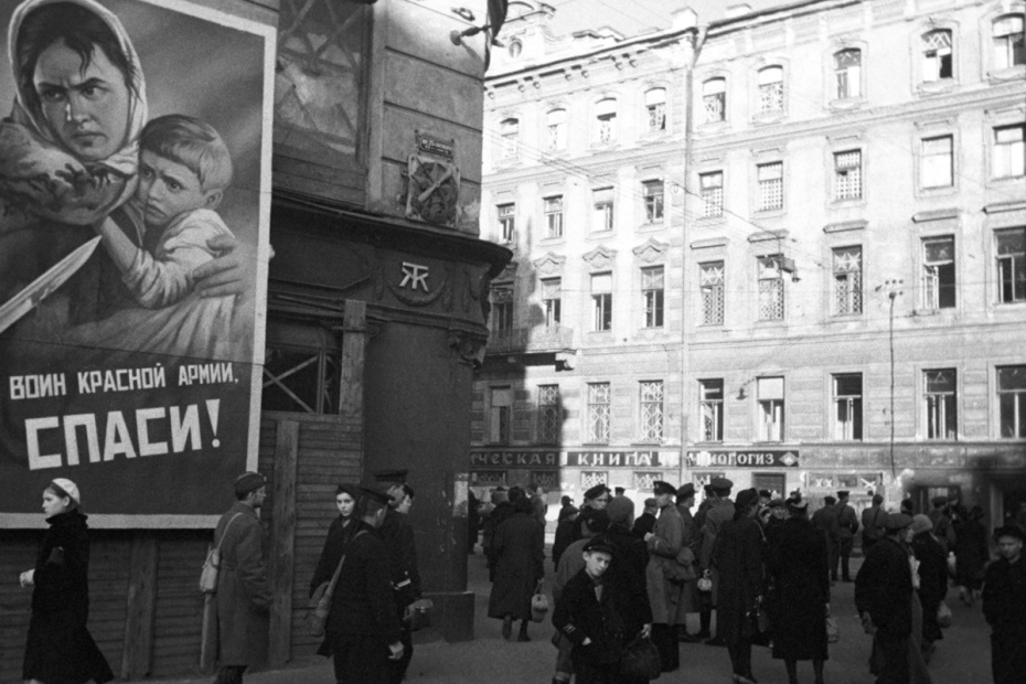 Великая Отечественная война 1941–1945 годов. Блокада Ленинграда (8 сентября 1941 года — 27 января 1944 года). Невский проспект. Окна домов заклеены бумажными крестами, чтобы защитить их во время взрывов
