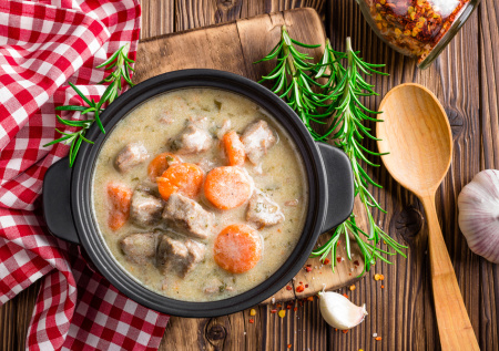 Сделала подливу из простых продуктов: даже сухая котлета с ней стала вкуснее