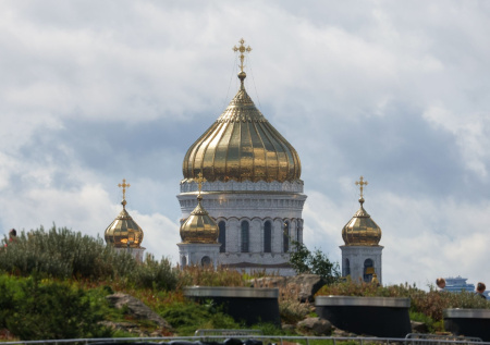 «Тяжкий грех»: общественник о рекламе спрея бренда Мироновой на могиле