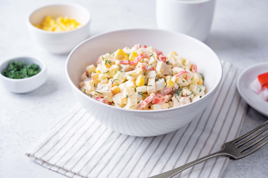 Салат из крабовых палочек с кукурузой: эталонный рецепт