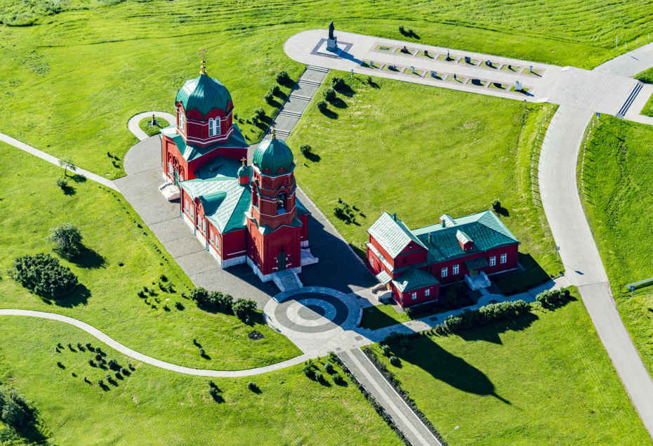 Село Монастырщино. Мемориальный комплекс, посвященный Куликовской битве: церковь Рождества Христова, аллея памяти городских участников битвы, памятник Дмитрию Донскому