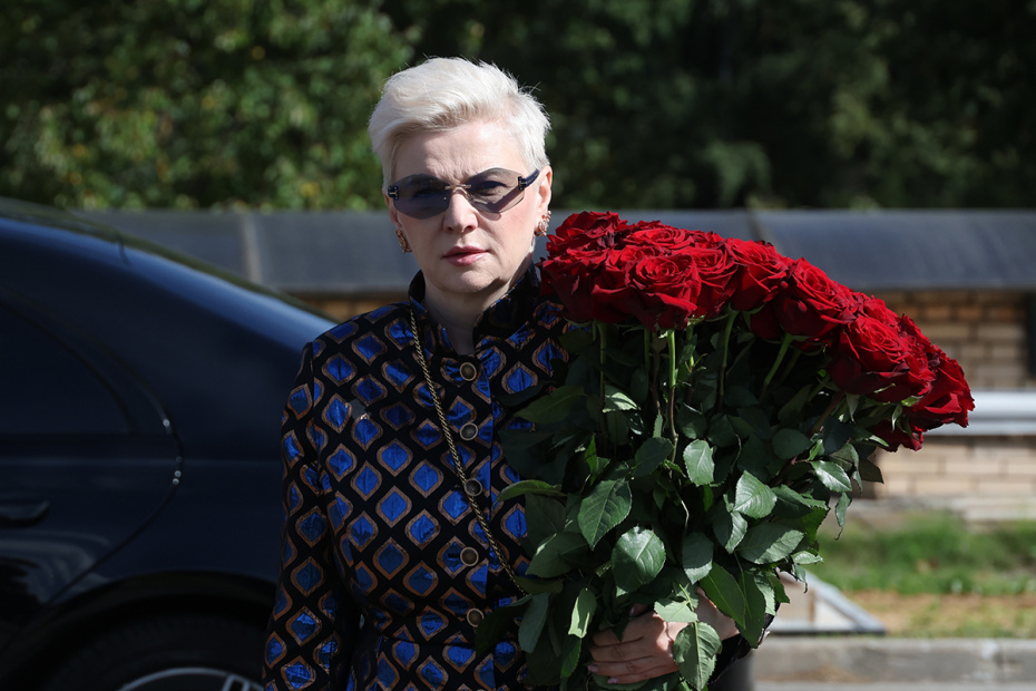 Церемония открытия памятника певцу Бедросу Киркорову и его супруге Виктории