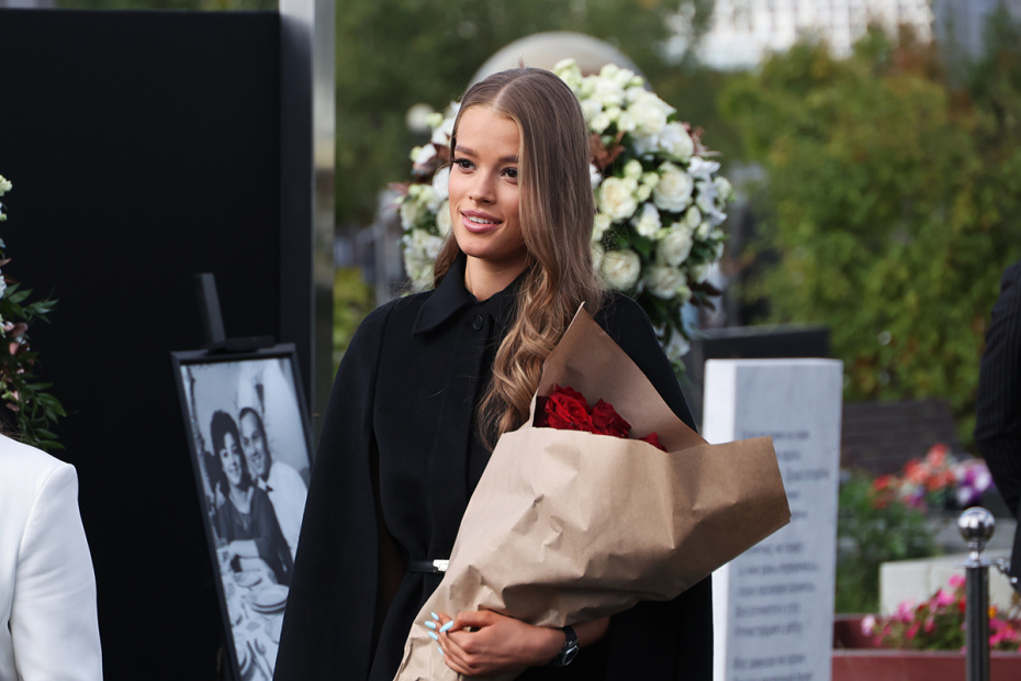 Валентина Алексеева на церемонии открытия памятника певцу Бедросу Киркорову и его супруге Виктории