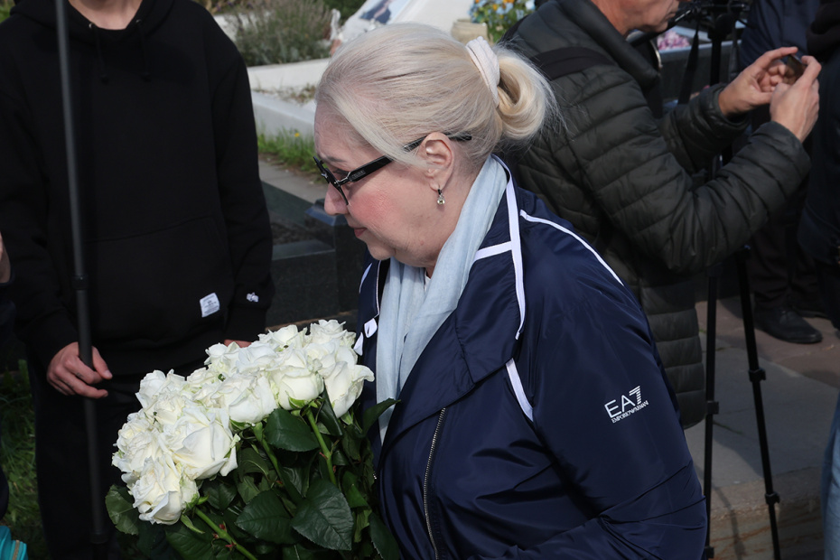 Церемония открытия памятника певцу Бедросу Киркорову и его супруге Виктории