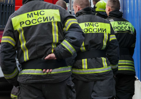 Спасатели эвакуировали восемь человек из горящей многоэтажки в Петербурге