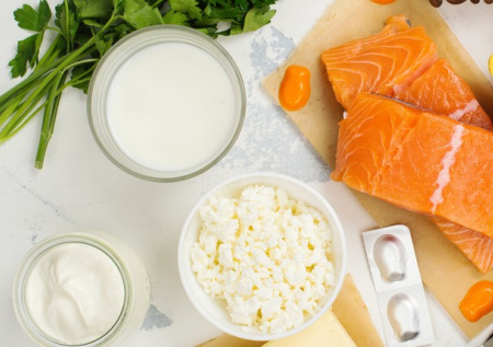 Диетолог ответила, можно ли сочетать соленую рыбу и молочные продукты
