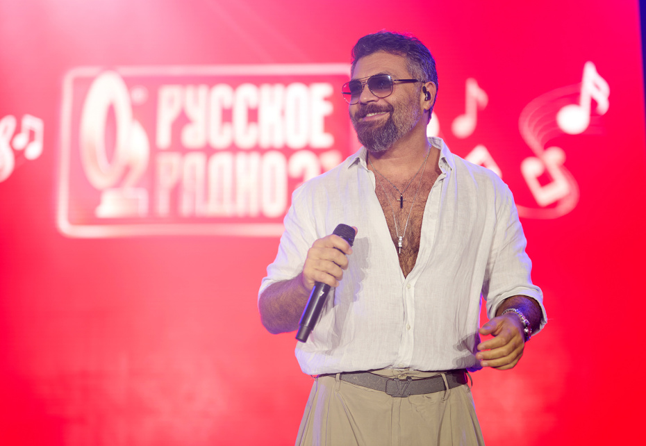 Алексей Чумаков выступает на вечеринке в честь 31-летия «Русского радио» в Москве