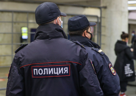 В московском метро мужчина прижался к девушке и попал на видео