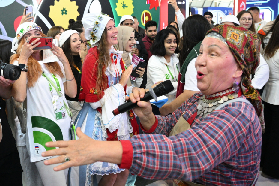 Выступление коллектива музыкальной фольклорной группы «Бурановские бабушки» на Международном фестивале молодежи в Екатеринбурге