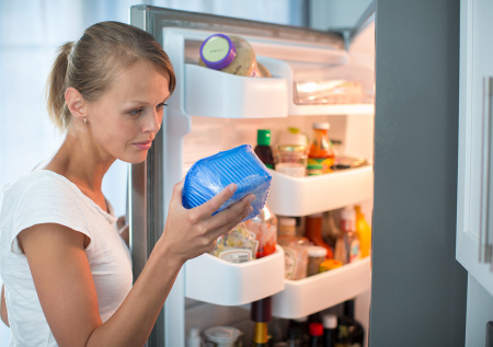 Врач ответила, какие продукты смертельно опасны после конца срока годности