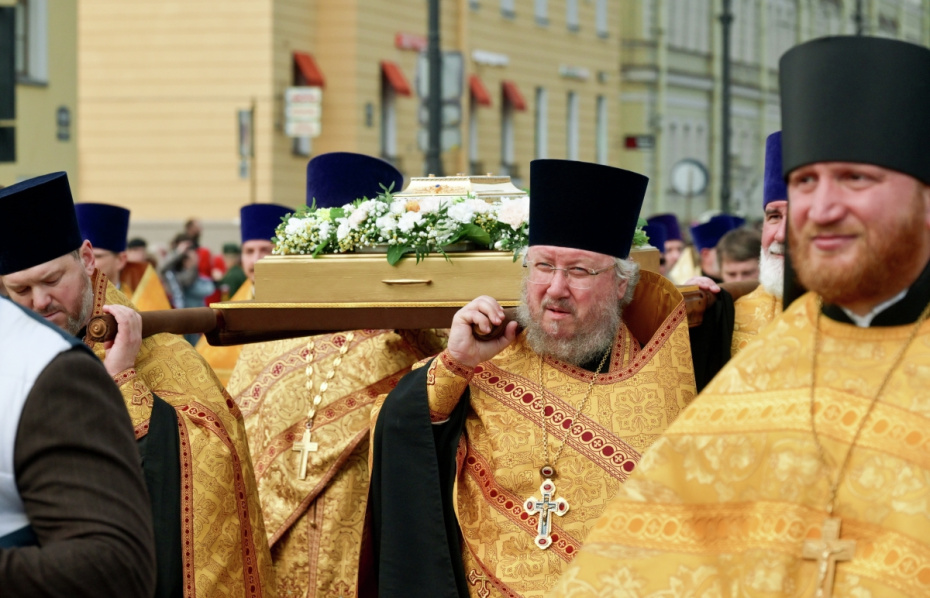 Участники крестного хода с частицей мощей Дмитрия Донского