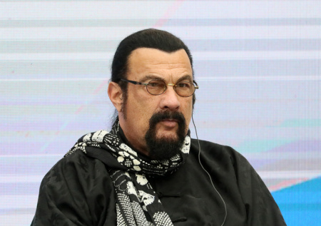 Стивен Сигал выиграл красную шапку-ушанку на фестивале в Екатеринбурге