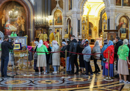 Священник объяснил километровые очереди у мощей Спиридона в Москве