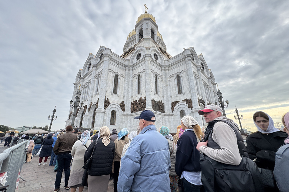 Верующие у храма Христа Спасителя