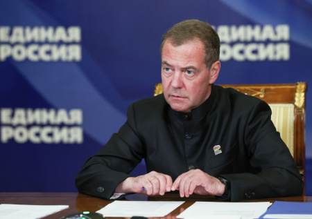 Медведев объяснил значение Путина для российского общества